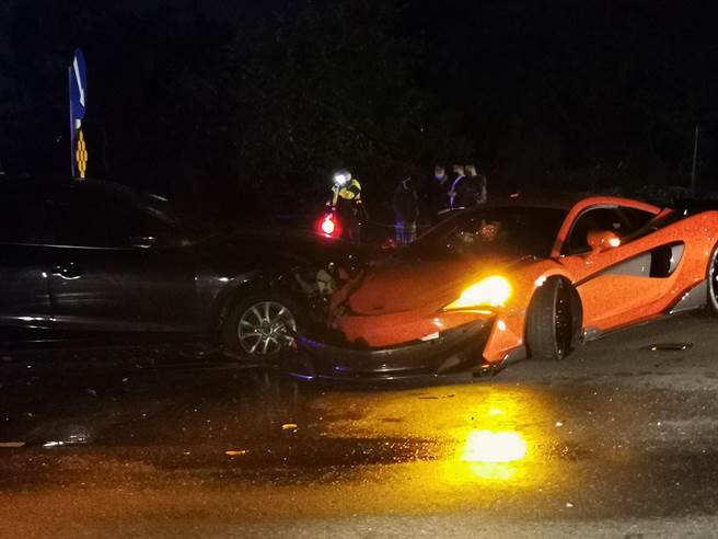 屏东县枋寮乡30日深夜发生三车车祸事故，其中一辆是千万超跑麦拉伦，车头严重毁损。（读者提供／洪靖宜高雄传真）