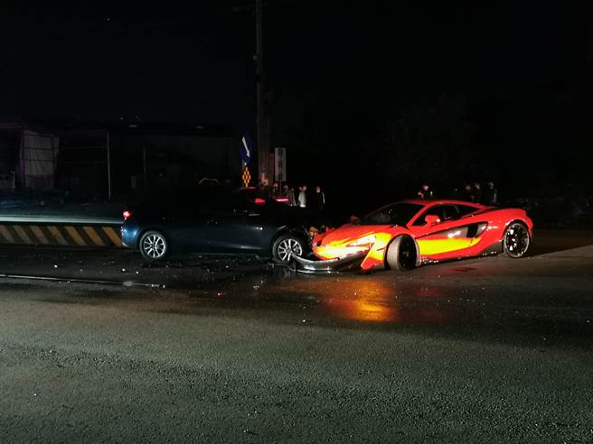 屏东县枋寮乡30日深夜发生三车车祸事故，其中一辆是千万超跑麦拉伦，车头严重毁损。（读者提供／洪靖宜高雄传真）