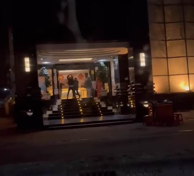 一群男子深夜砸舞厅。（翻摄记者爆料网／洪靖宜高雄传真）