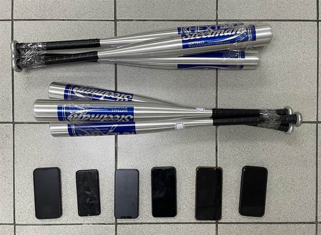 警方查扣犯案用球棒。（翻摄照片／高雄洪靖宜传真）
