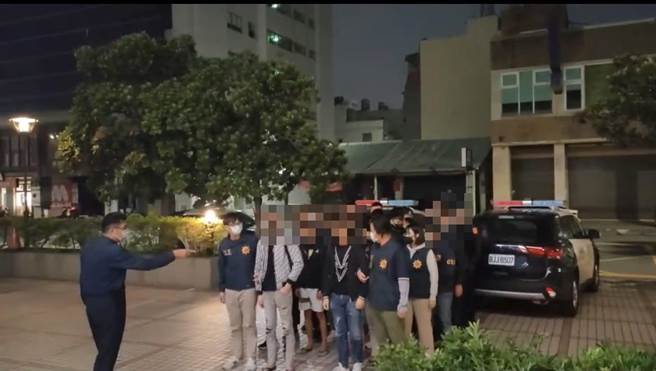 涉案人员全数被带回。（翻摄照片／高雄洪靖宜传真）