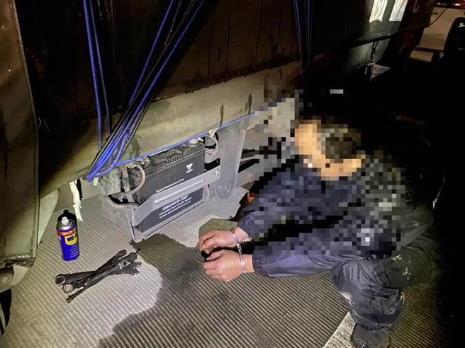 新庄警分局29日在三重区当场逮捕正在犯案的2名犯嫌，犯嫌坦承因年关近将近缺钱才犯案。（新庄警分局提供）