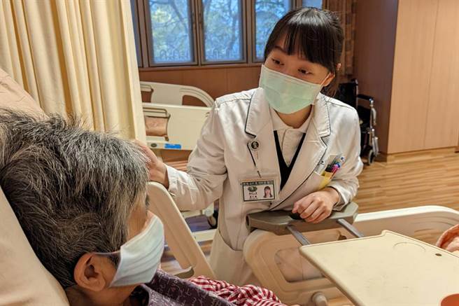 台中慈济护理之家营养师叶凡绫提供餐盘除旧布新好方法，让除夕过得有年味又能兼顾饮食均衡。（慈济医院提供）