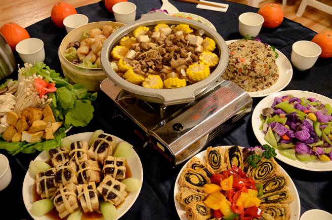 把握饮食六大原则来选择食物，除夕也可吃得丰富又均衡」，保持健康又能有足够抵抗力过新春。（慈济医院提供）