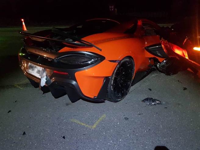 白色自小客车吕姓驾驶人迴转遭后方麦拉伦追撞。（翻摄照片／高雄洪靖宜传真）