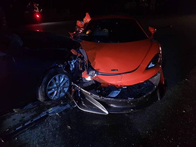 白色自小客车吕姓驾驶人迴转遭后方麦拉伦追撞。（翻摄照片／高雄洪靖宜传真）