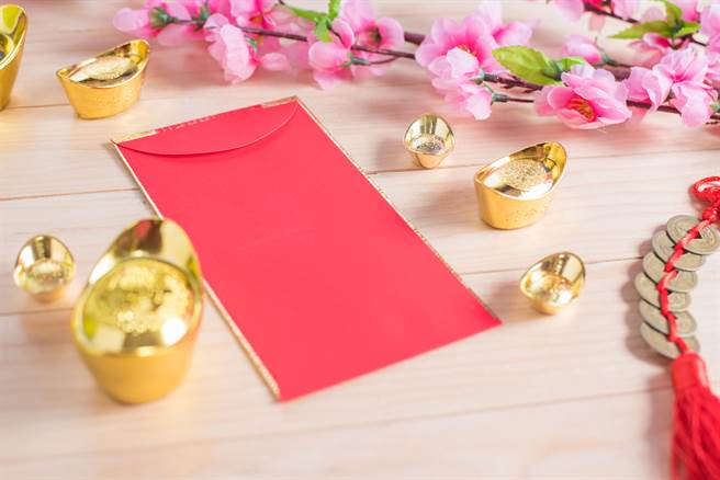 过年除了吃阖家团聚吃年夜饭以外，还有「发红包」的习俗。(示意图/达志影像)