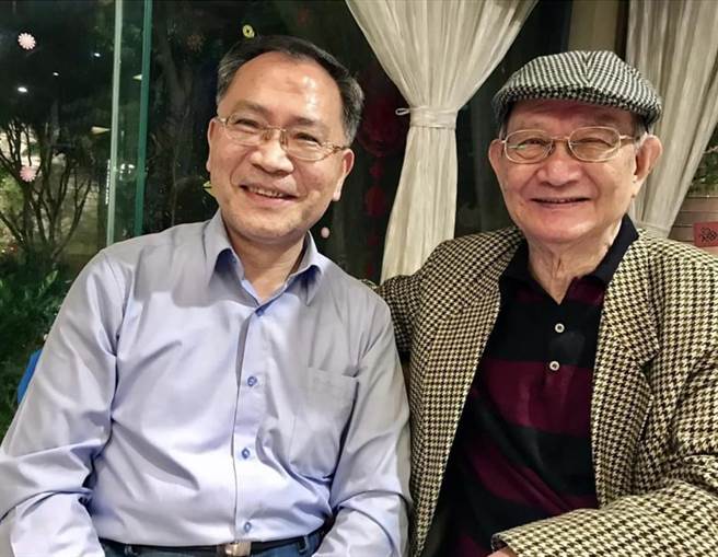 蔡炳坤在脸书PO文问好友们的意见，维持「坤爸」好，还是改为「坤哥」？引发市民联想他为市长选战提前暖身。（翻摄蔡炳坤脸书）