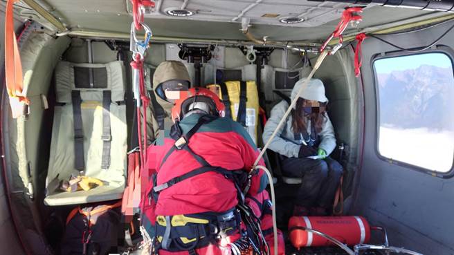 夫妻攀登奇莱连峰，山区遇降雪，已失温，空勤救援给予保暖。（空勤总队提供／王志伟花莲传真）