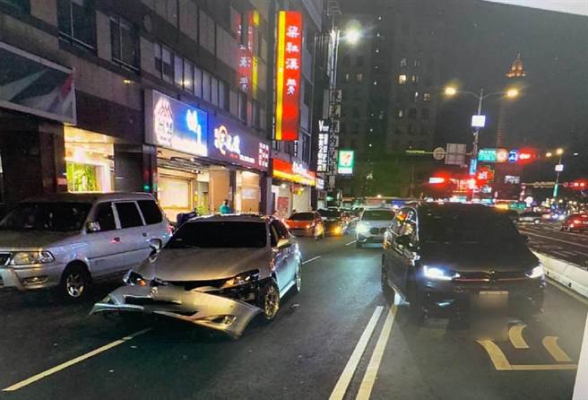 陳姓汽車駕駛從路邊起步遭同向機車擦撞，前方保險桿脫落，汽、機車駕駛均未受傷。（圖／民眾提供）