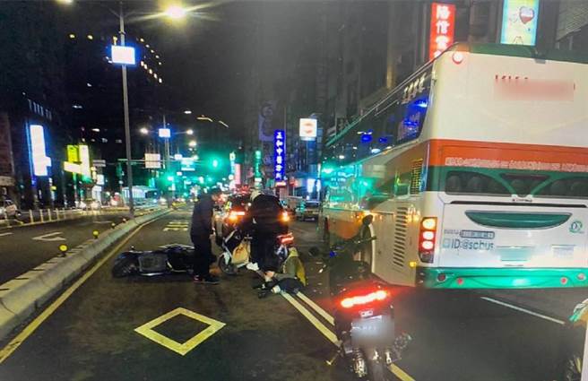 藍姓機車騎士不滿汽車突然駛入車道發生擦撞，氣得將機車停在路中又遭到後方的機車追撞。（圖／民眾提供）