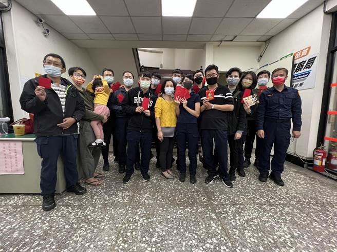 第三分局正义派出所长李参民，日前裁筹画一场岁末联欢抽奖活动，邀请同仁及家眷们同乐，正义志工队也热情响应。(警方提供)