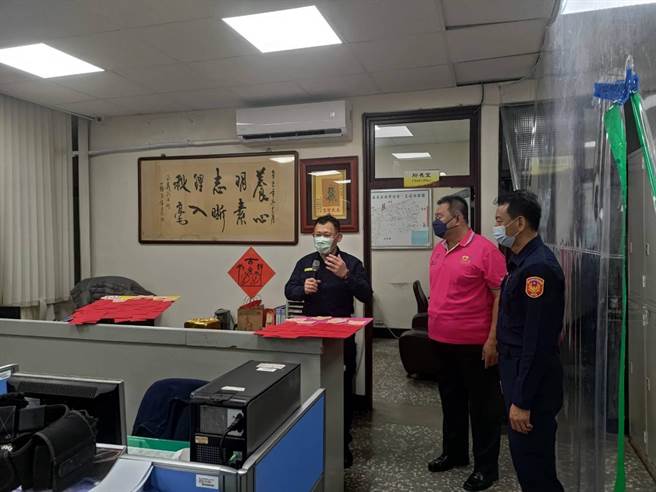 分局长杨川特地前与员警同乐，嘉勉同仁一年来的辛劳，111年加强重要节日安全维护工作期间，警方维护治安不遗余力。(警方提供)