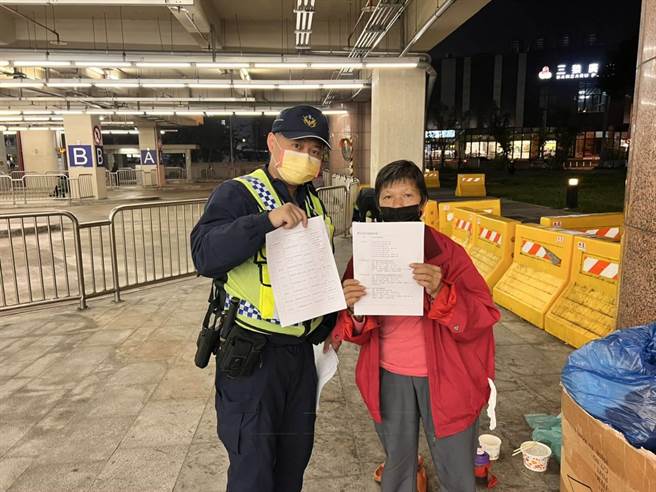 警方针对辖内骑楼、公园、车站、停车场等，游民易露宿场所加强关怀巡视。(警方提供)