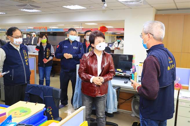 台中市长卢秀燕今天到西屯区公所慰勉第一线防疫人员，并向留守人员加油打气，感谢同仁牺牲假期坚守社区防线持续守护市民健康。（陈世宗摄）