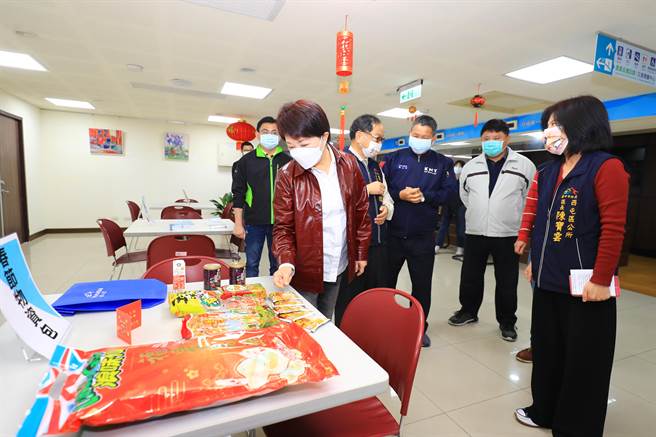 台中市长卢秀燕今天到西屯区公所慰勉第一线防疫人员，并向留守人员加油打气，感谢同仁牺牲假期坚守社区防线持续守护市民健康。（陈世宗摄）