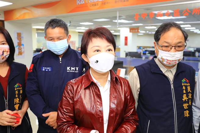 卢秀燕强调，台中市政府防疫不休假，今日市府持续提供施打疫苗服务，若疫情有变化或收到中央通报，市府随时召开记者会清楚直接说明，让市民放心。（陈世宗摄）