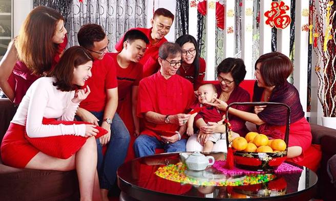 过年总会遇到与长辈尬聊的时刻。(图/翻摄自shutterstock)