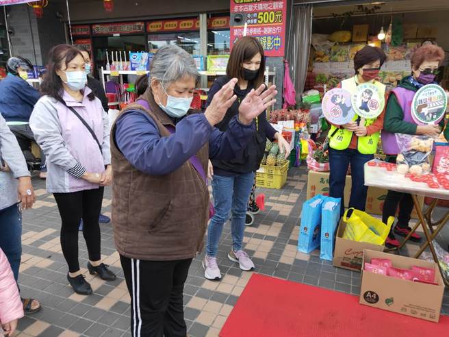 中市太平警分局于日前中山市场旁中联百货前广场，举办掷筊、送刮刮卡兑换好礼活动。(警方提供)