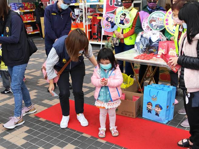 小朋友掷筊成功拿下泰迪熊。(警方提供)