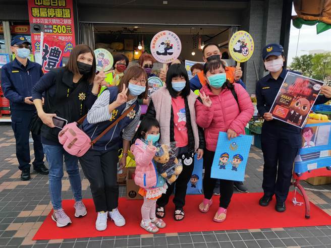 小朋友掷筊成功拿下泰迪熊。(警方提供)