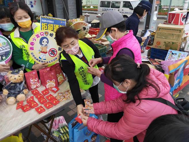 警方透过不一样的宣导方式，提升民眾犯罪预防的知能。(警方提供)