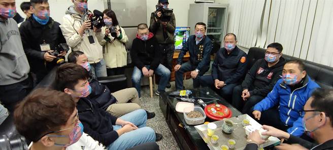 新北市长侯友宜到三重警分局与员警聊天话家常。（陈慰慈摄）