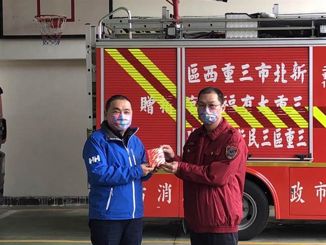 新北市长侯友宜到消防局第三救灾救护大队二重分队慰勉同仁，送上福袋与一箱橘子。（新北市消防局提供）