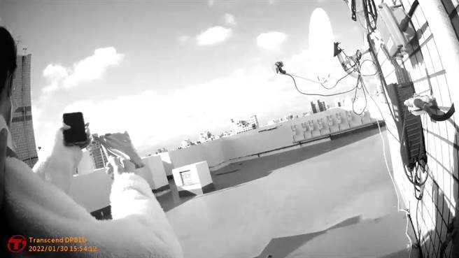 陳姓女子不滿遭到母親誤解，竟從公寓五樓屋內跑出屋外，衝上9樓頂樓，情緒激動想要翻過女兒牆，幸好員警機警一路緊追及時拉住女子，兩名男性員警合力將人壓制安撫送醫。（翻攝畫面／謝瓊雲彰化傳真）