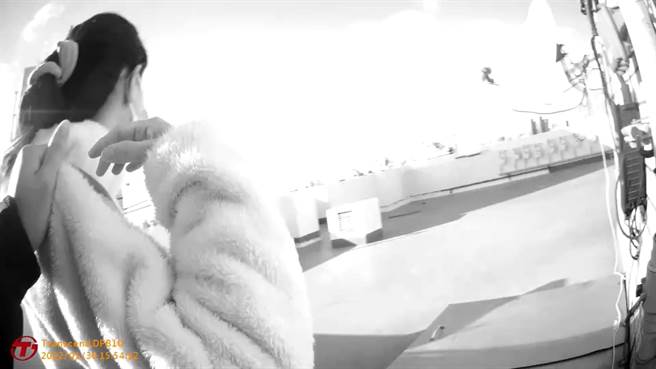 陳姓女子不滿遭到母親誤解，竟從公寓五樓屋內跑出屋外，衝上9樓頂樓，情緒激動想要翻過女兒牆，幸好員警機警一路緊追及時拉住女子，兩名男性員警合力將人壓制安撫送醫。（翻攝畫面／謝瓊雲彰化傳真）