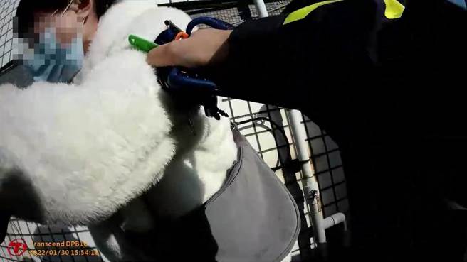 陳姓女子不滿遭到母親誤解，竟從公寓五樓屋內跑出屋外，衝上9樓頂樓，情緒激動想要翻過女兒牆，幸好員警機警一路緊追及時拉住女子，兩名男性員警合力將人壓制安撫送醫。（翻攝畫面／謝瓊雲彰化傳真）