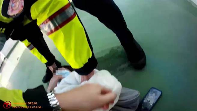 陳姓女子不滿遭到母親誤解，竟從公寓五樓屋內跑出屋外，衝上9樓頂樓，情緒激動想要翻過女兒牆，幸好員警機警一路緊追及時拉住女子，兩名男性員警合力將人壓制安撫送醫。（翻攝畫面／謝瓊雲彰化傳真）