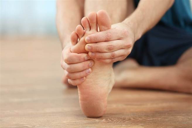 足底筋膜炎反覆發作 避開這些事有助改善。(示意圖/Shutterstock)