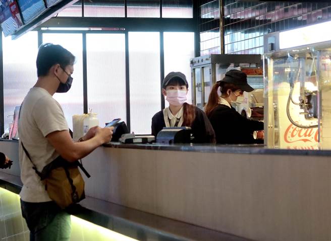 电影院吃东西开罚？ 北市：柔性劝导没罚则。（资料照/粘耿豪摄）