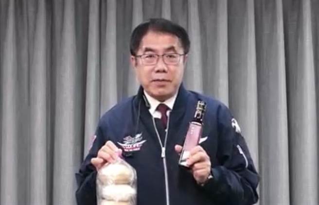 台南市长黄伟哲送上黑麻油与椪饼，祝贺林志玲喜获麟儿。（台南市政府提供／程炳璋台南传真）