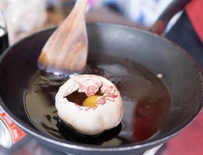 台南市政府提供椪饼加蛋煎煮麻油的月子饼制作方式。（台南市政府提供／程炳璋台南传真）