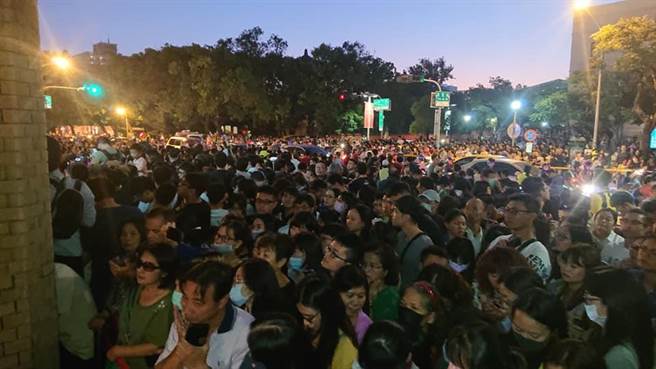 林志玲当年婚礼聚集数千人观礼，几乎瘫痪附近街道。（程炳璋摄）