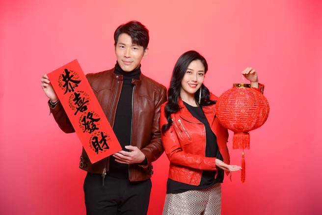 黄少祺、韩瑜祝福观眾新年快乐。（三立提供）