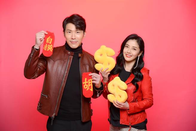 黄少祺、韩瑜祝福观眾新年快乐。（三立提供）