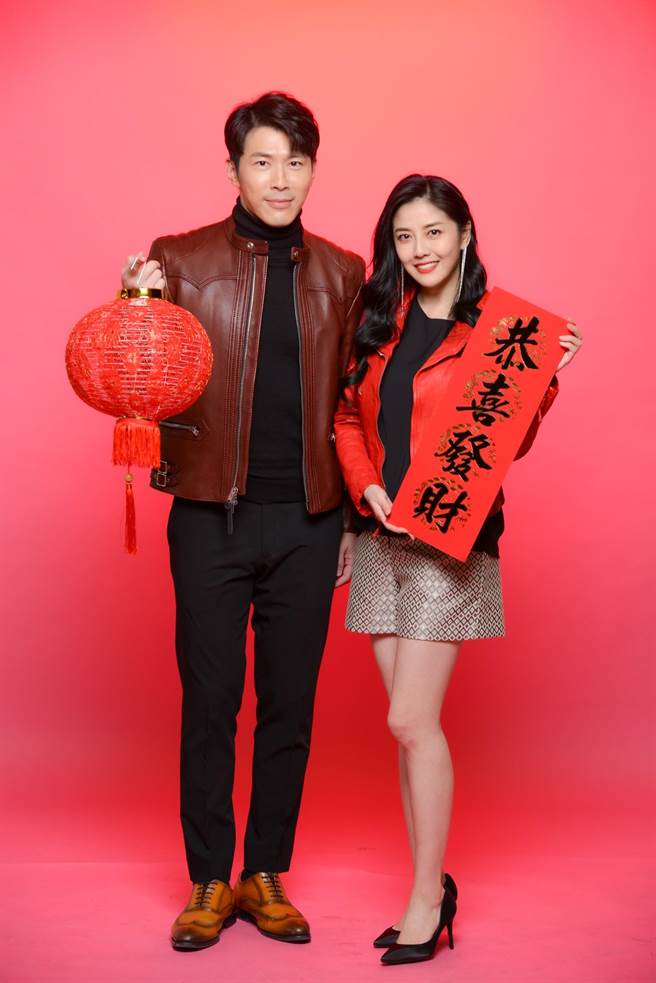 黄少祺、韩瑜祝福观眾新年快乐。（三立提供）