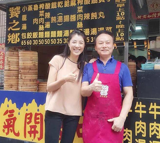 国民党立委许淑华（左）会趁行程空檔，搜寻地方美食，再将相关介绍放上脸书，推荐给网友。（许淑华提供）