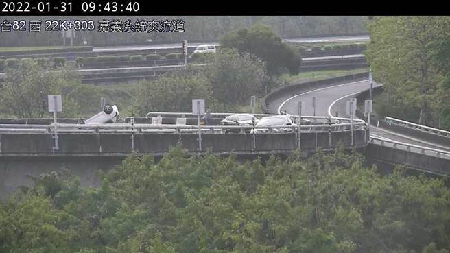 除夕夜，國1南向嘉義系統出口有小客車翻覆。（圖／高公局提供）