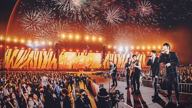 五月天除夕夜推出《五月天陪你守岁》。（相信音乐提供)