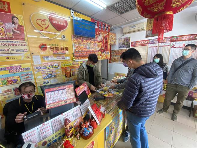 邻近彰化南瑶宫的全国彩券行，这个月接连开出三张刮刮乐百万元大奖，这两天买气明显上升，店内人气强强滚，业绩成长3成。（谢琼云摄）