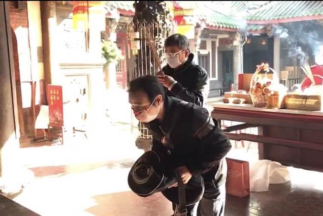 彩券行老板尤敏丰都会将店内的刮刮乐彩券带到南瑶宫参拜祈福，请求妈祖娘娘加持赐予好运。（谢琼云摄）