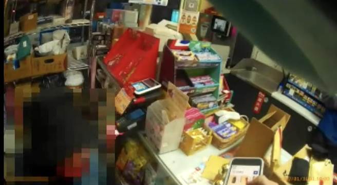 老妇小年夜持两万现金到超商买中药，警劝阻诈骗。（读者提供／程炳璋台南传真）