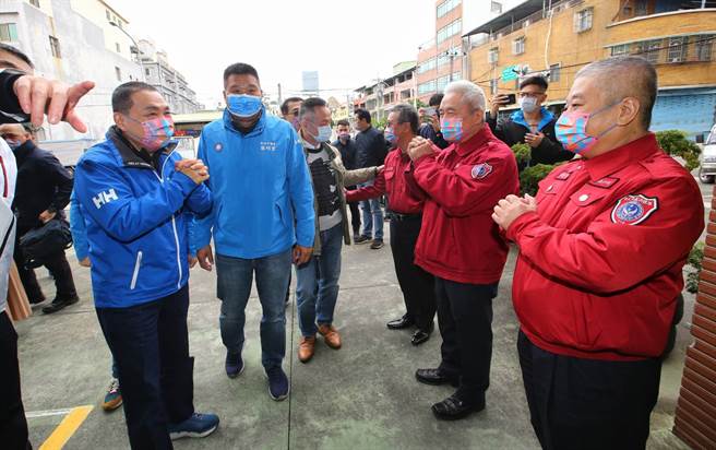新北市长侯友宜（左）31日农历除夕前往新北市消防局第三救灾大队二重分队慰勉基层消防员，除了嘉勉执勤消防同仁辛劳外，也呼吁大家在新冠疫情Omicron变异株病毒威胁下，不可掉以轻心，持续做好防疫工作。（陈信翰摄）