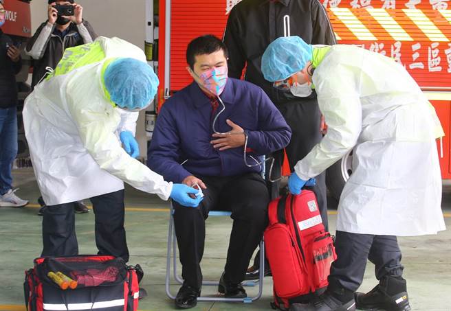 新北市长侯友宜31日农历除夕前往新北市消防局第三救灾大队二重分队慰勉基层消防员，呼吁大家在新冠疫情Omicron变异株病毒威胁下，不可掉以轻心，持续做好防疫工作。现场也演练如何在救护前做好防疫工作。（陈信翰摄）