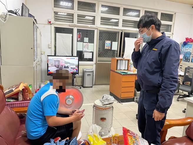 英国籍男子杰克骑单车在合欢山受冻，警方协助他脱困。（仁爱警分局提供／廖志晃南投传真）