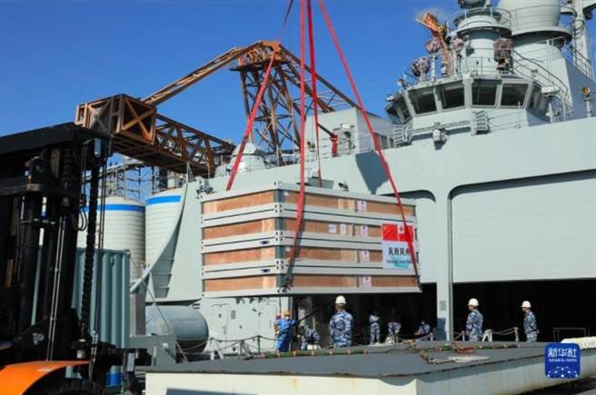 今天是除夕，大陆解放军2艘军舰启程驰援东加救灾。（新华网）